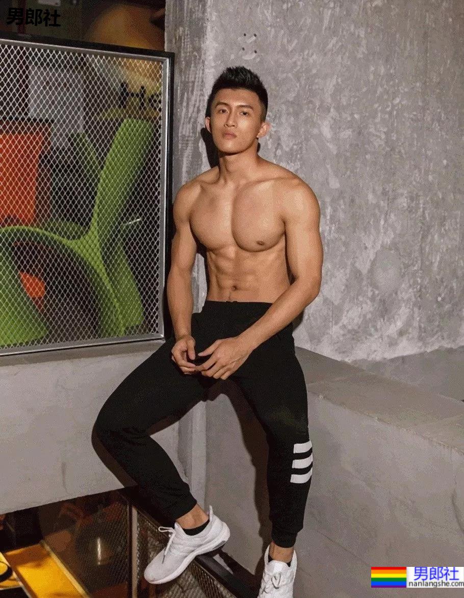 巨物体育生不小心被拍，迷之短裤遮裆 - 51虹马