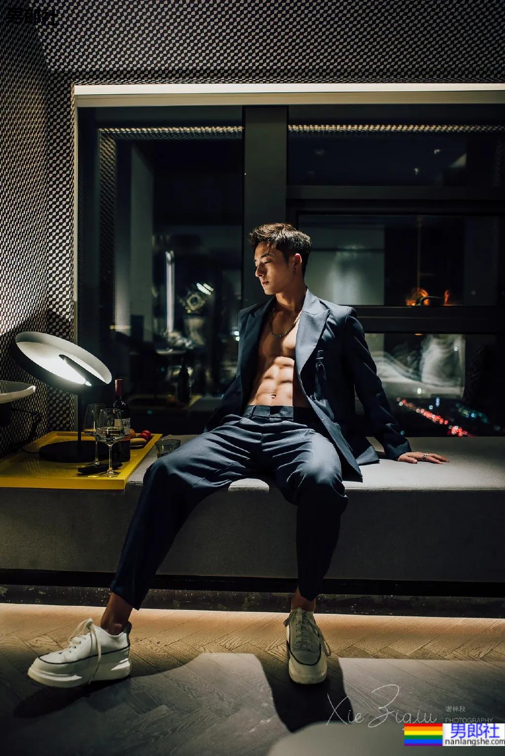 谢梓秋露脸力捧体院毕业教练，腱子肉体育生这腹肌简直绝了！-51虹马