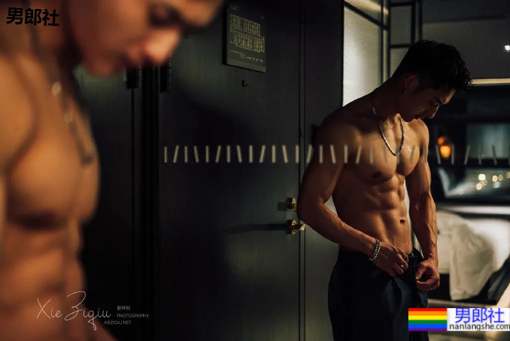 谢梓秋露脸力捧体院毕业教练，腱子肉体育生这腹肌简直绝了！ - 51虹马