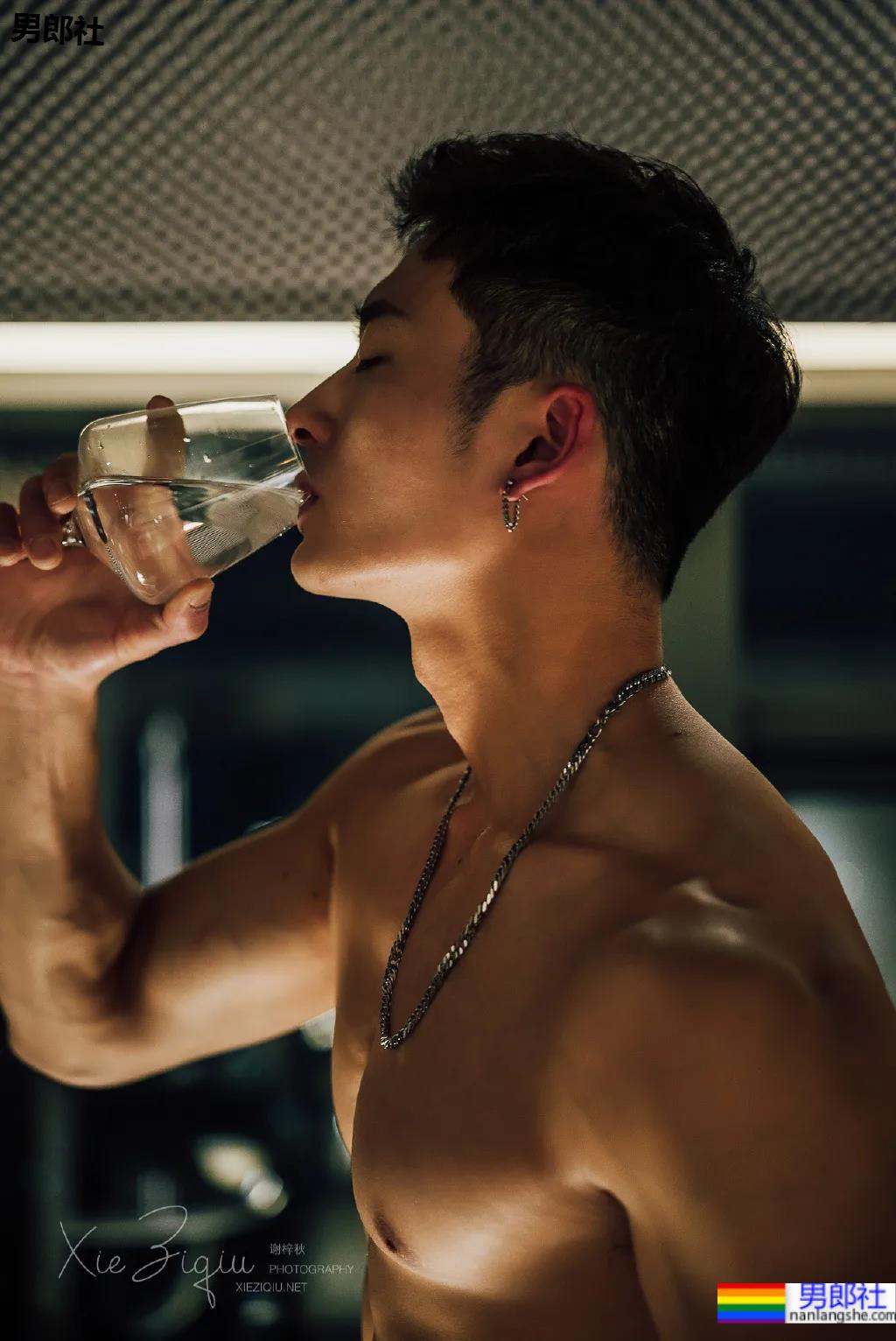 谢梓秋露脸力捧体院毕业教练，腱子肉体育生这腹肌简直绝了！ - 51虹马