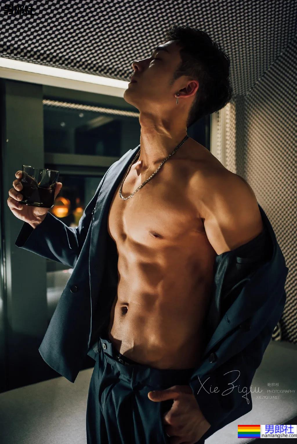 谢梓秋露脸力捧体院毕业教练，腱子肉体育生这腹肌简直绝了！ - 51虹马