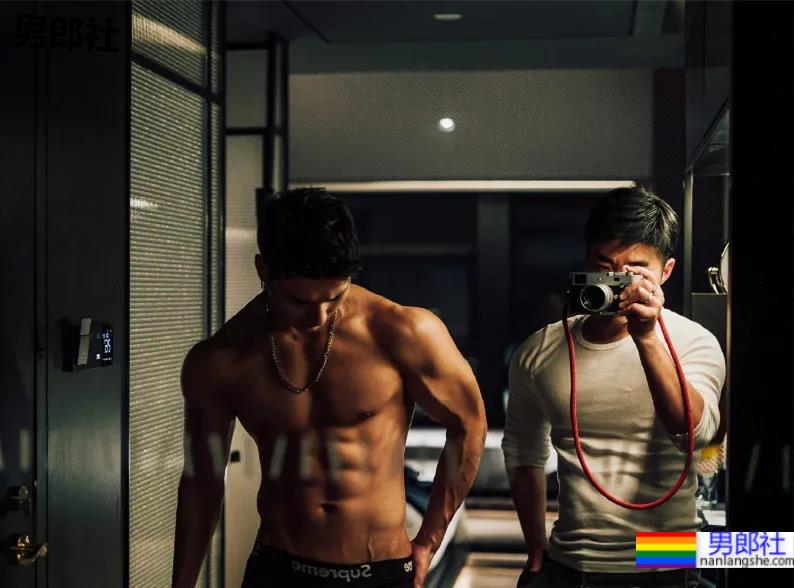 谢梓秋露脸力捧体院毕业教练，腱子肉体育生这腹肌简直绝了！ - 51虹马