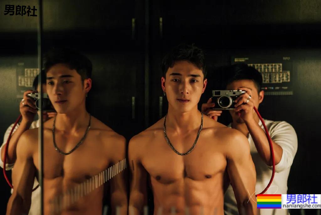 谢梓秋露脸力捧体院毕业教练，腱子肉体育生这腹肌简直绝了！ - 51虹马