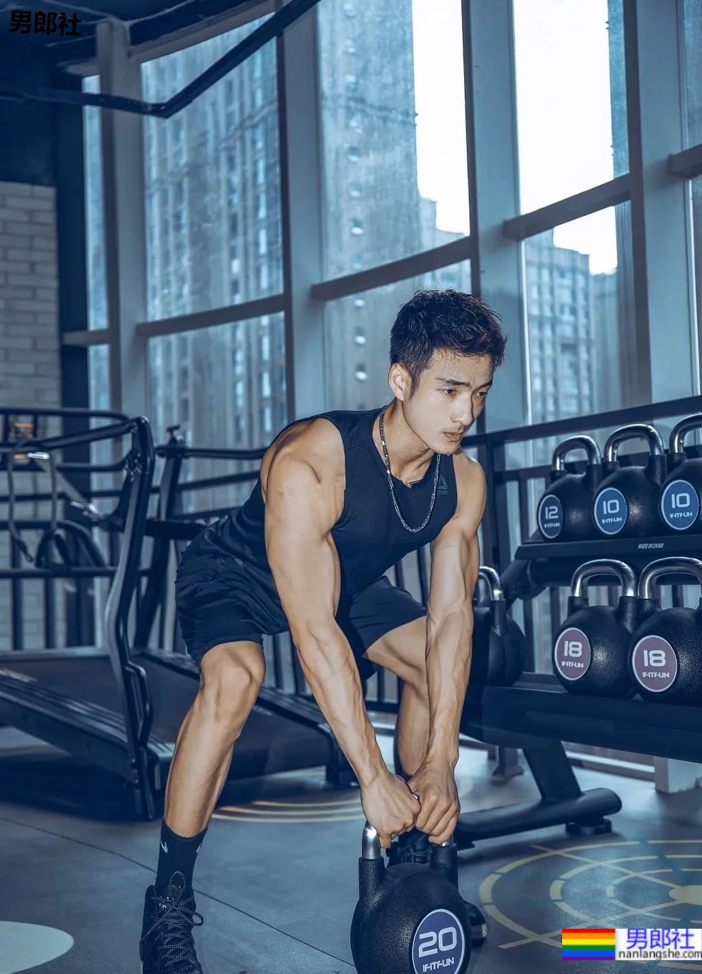 谢梓秋露脸力捧体院毕业教练，腱子肉体育生这腹肌简直绝了！ - 51虹马