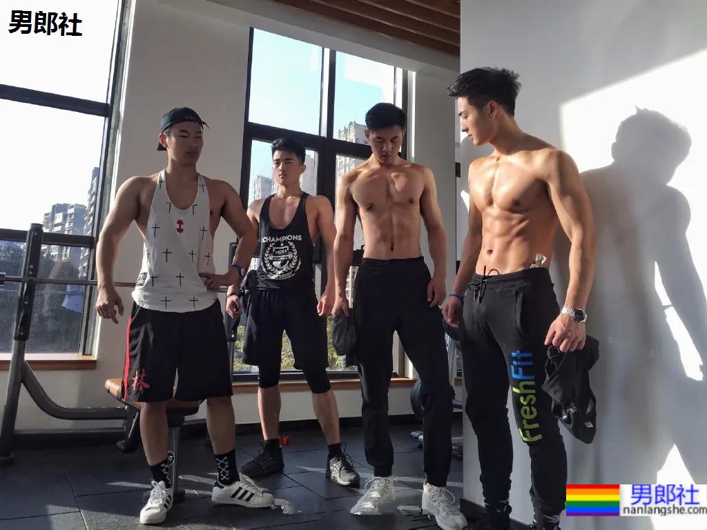 谢梓秋露脸力捧体院毕业教练，腱子肉体育生这腹肌简直绝了！ - 51虹马