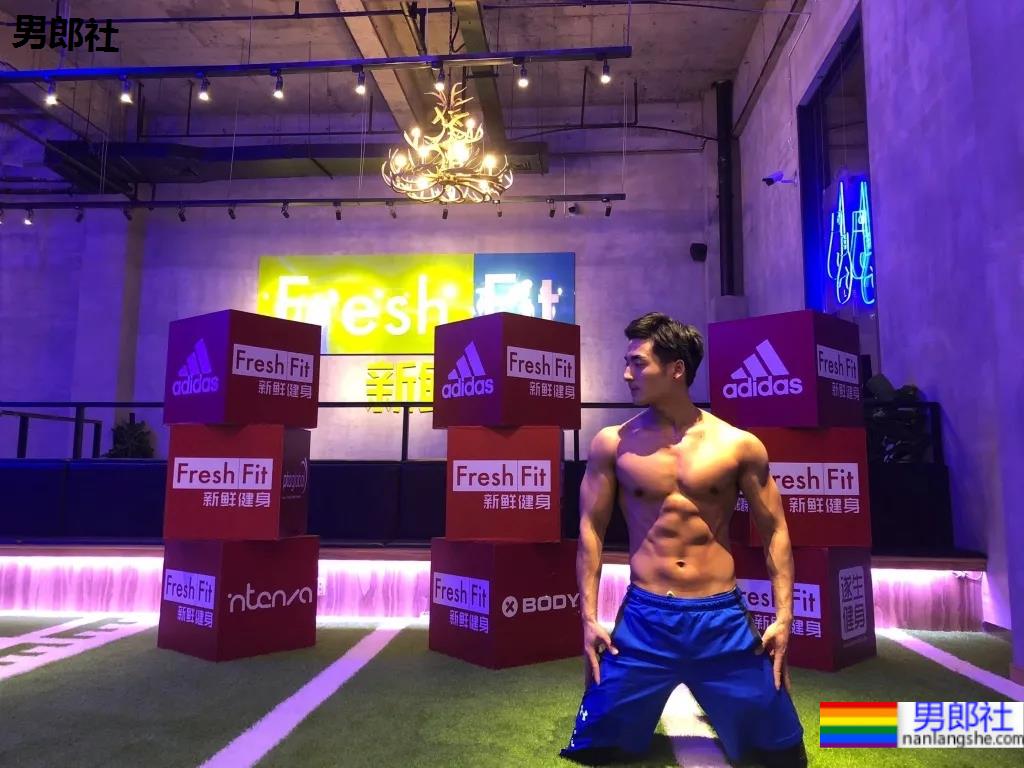 谢梓秋露脸力捧体院毕业教练，腱子肉体育生这腹肌简直绝了！ - 51虹马