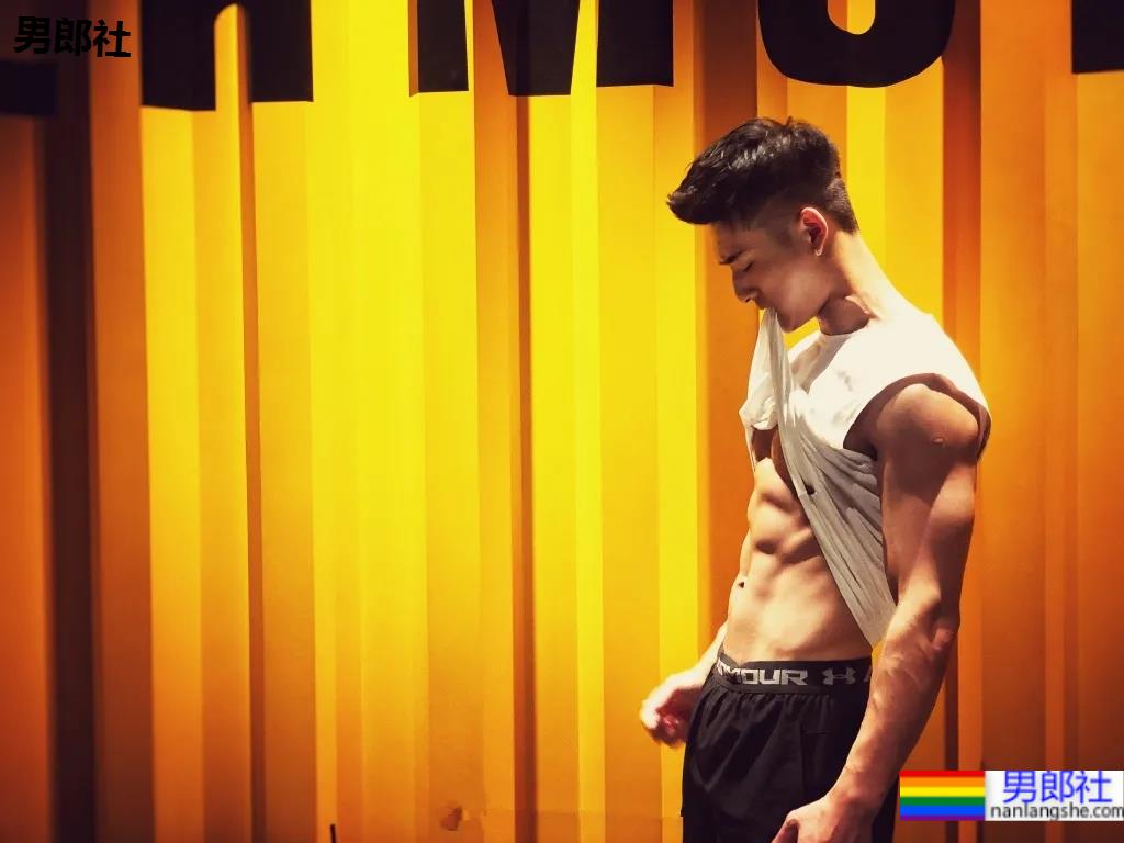 谢梓秋露脸力捧体院毕业教练，腱子肉体育生这腹肌简直绝了！ - 51虹马