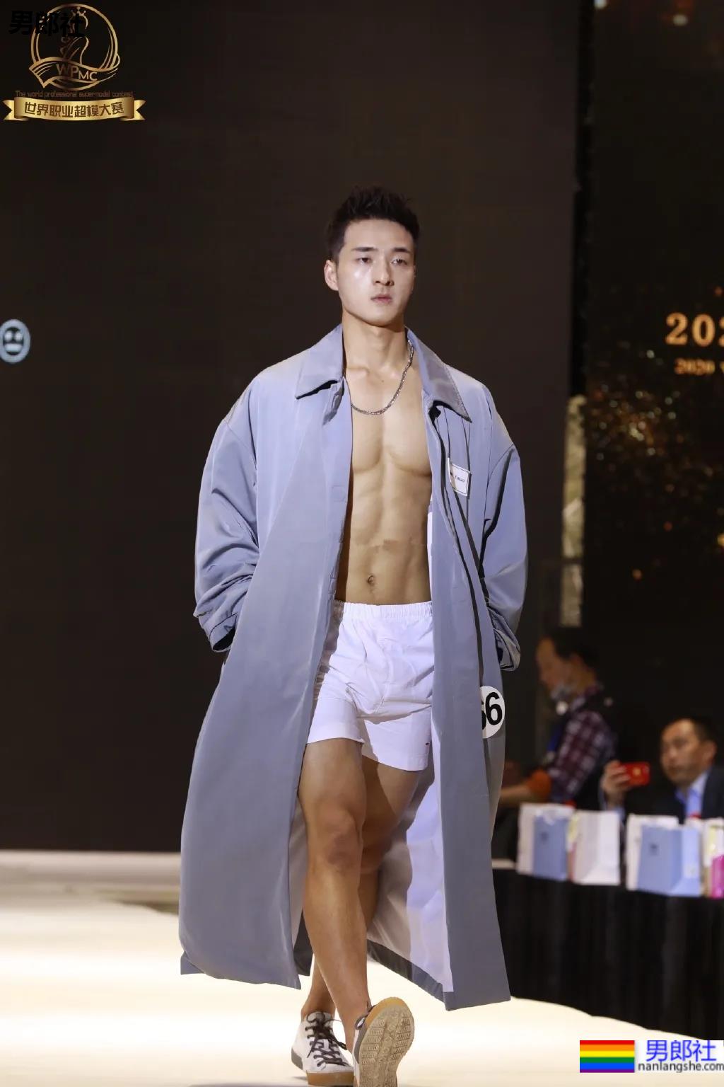 谢梓秋露脸力捧体院毕业教练，腱子肉体育生这腹肌简直绝了！ - 51虹马