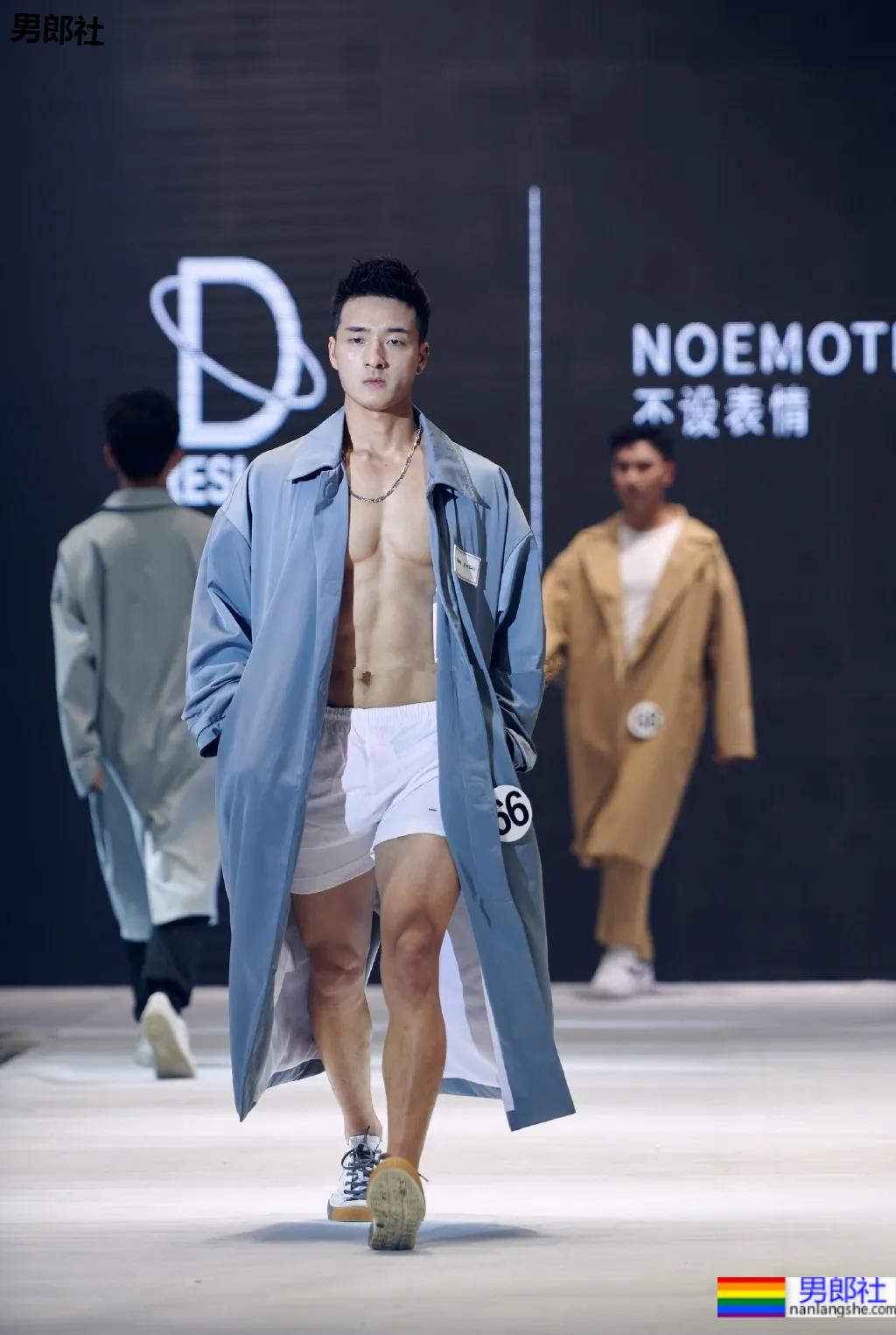 谢梓秋露脸力捧体院毕业教练，腱子肉体育生这腹肌简直绝了！ - 51虹马