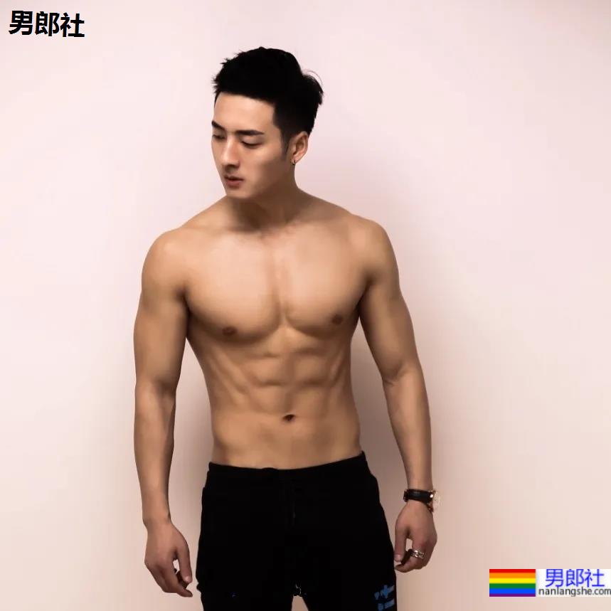 谢梓秋露脸力捧体院毕业教练，腱子肉体育生这腹肌简直绝了！ - 51虹马