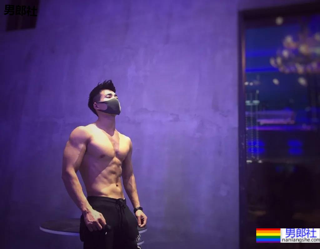 谢梓秋露脸力捧体院毕业教练，腱子肉体育生这腹肌简直绝了！ - 51虹马