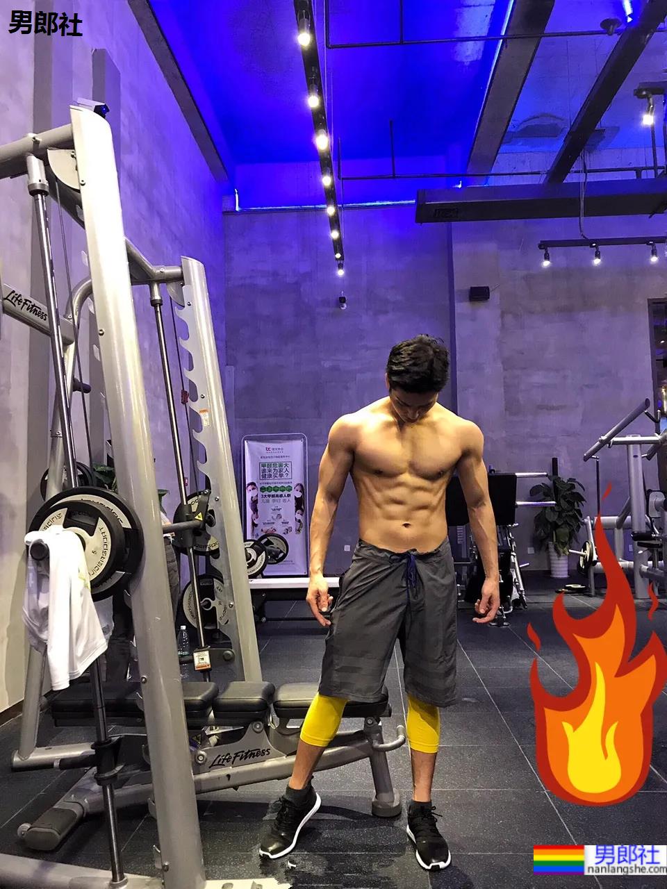 谢梓秋露脸力捧体院毕业教练，腱子肉体育生这腹肌简直绝了！ - 51虹马