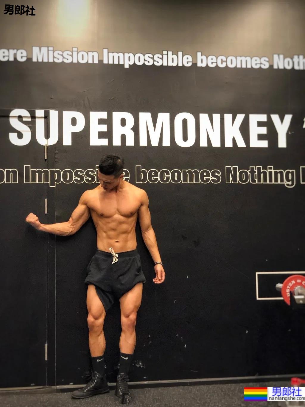 谢梓秋露脸力捧体院毕业教练，腱子肉体育生这腹肌简直绝了！ - 51虹马