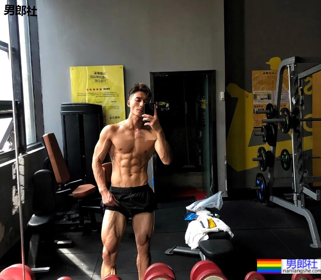 谢梓秋露脸力捧体院毕业教练，腱子肉体育生这腹肌简直绝了！ - 51虹马