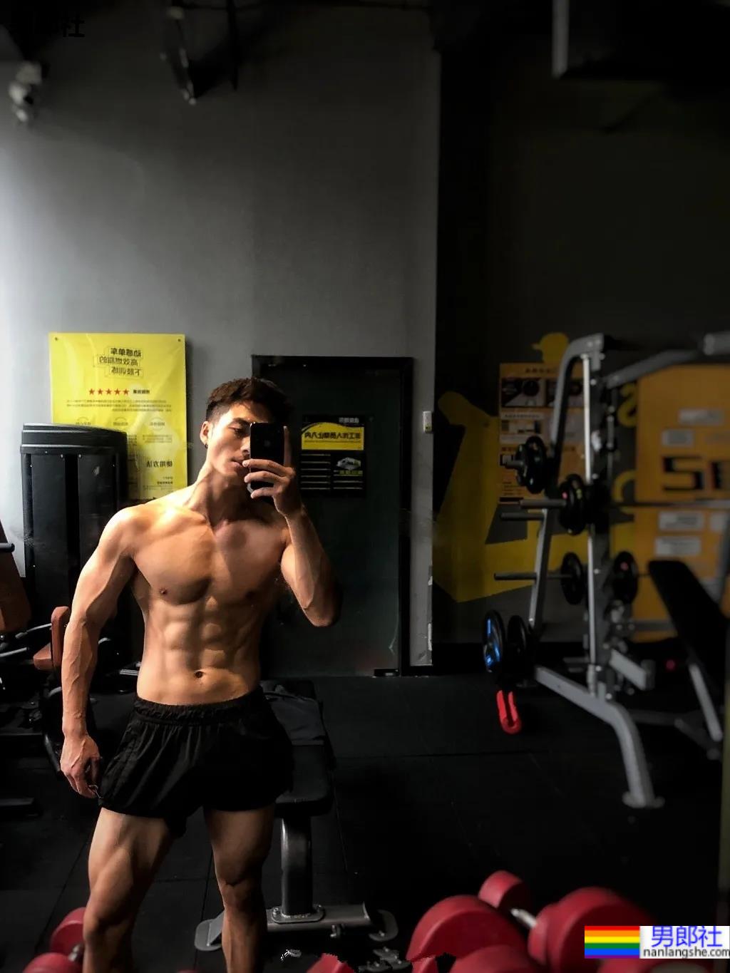 谢梓秋露脸力捧体院毕业教练，腱子肉体育生这腹肌简直绝了！ - 51虹马