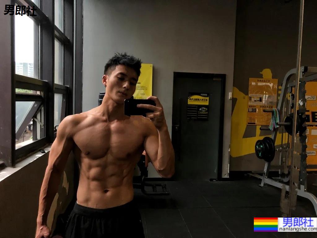 谢梓秋露脸力捧体院毕业教练，腱子肉体育生这腹肌简直绝了！ - 51虹马