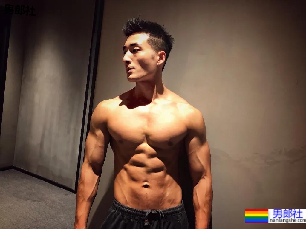 谢梓秋露脸力捧体院毕业教练，腱子肉体育生这腹肌简直绝了！ - 51虹马