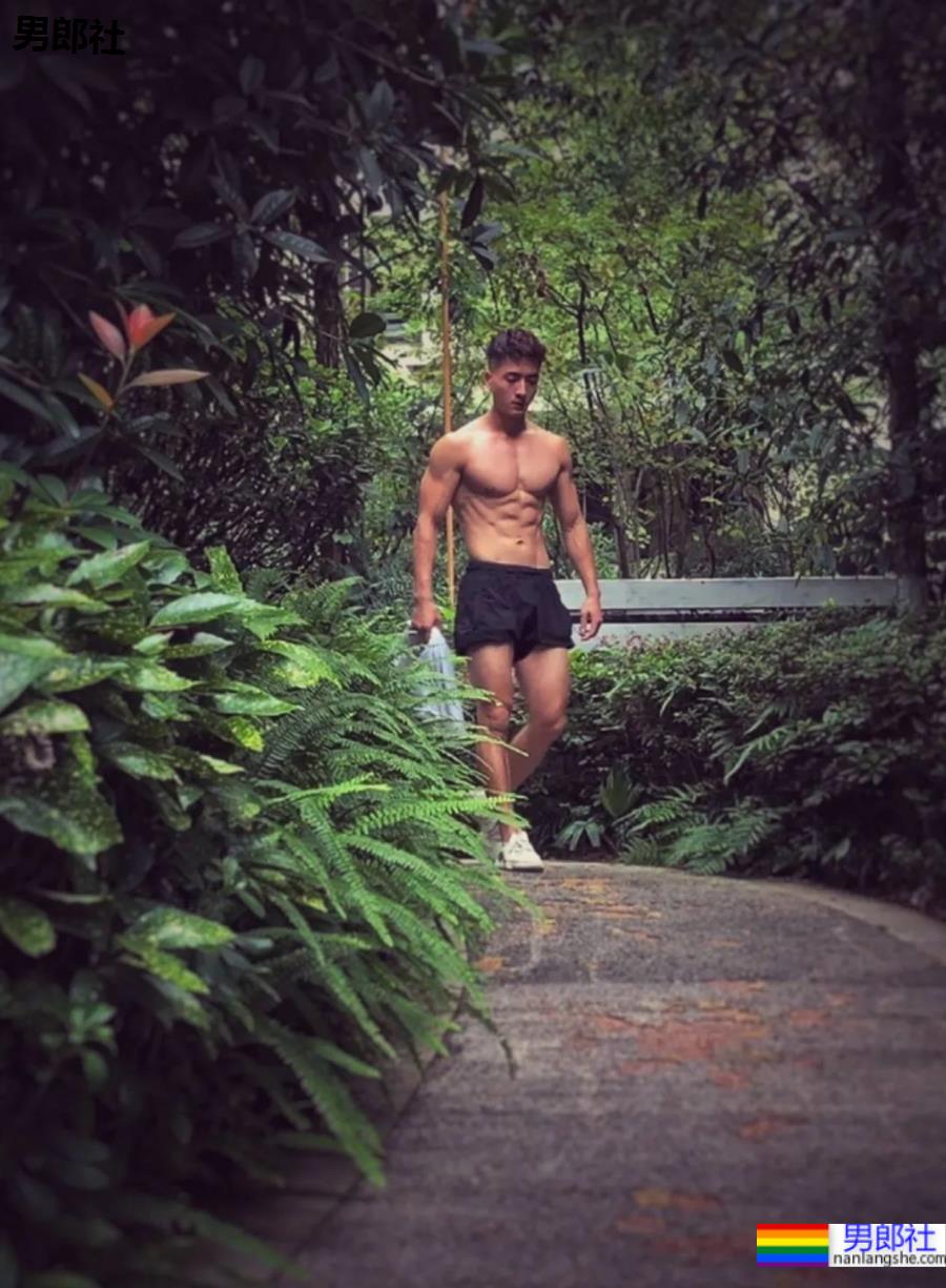 谢梓秋露脸力捧体院毕业教练，腱子肉体育生这腹肌简直绝了！ - 51虹马