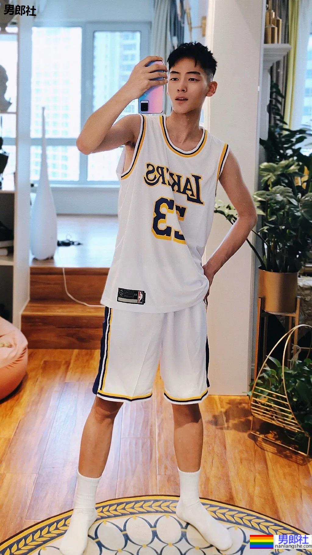 清爽球服白祙小哥，你心动了吗？-51虹马