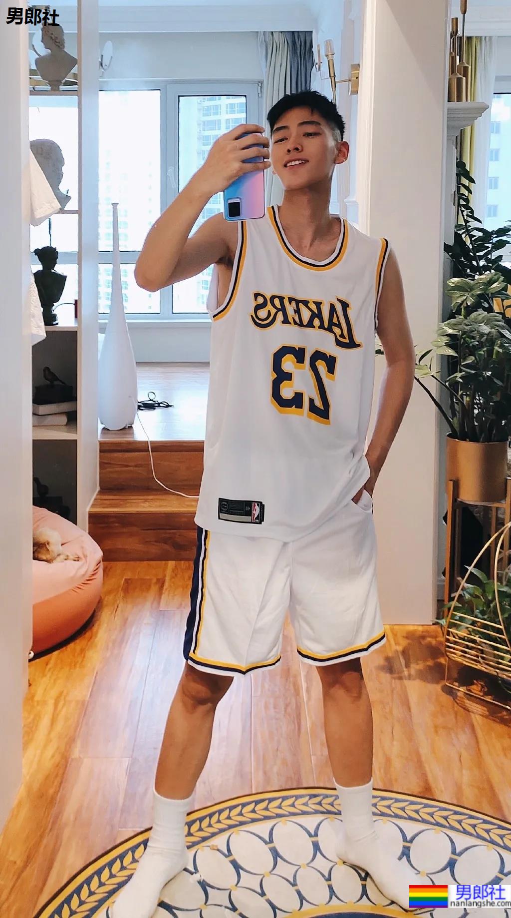 清爽球服白祙小哥，你心动了吗？ - 51虹马