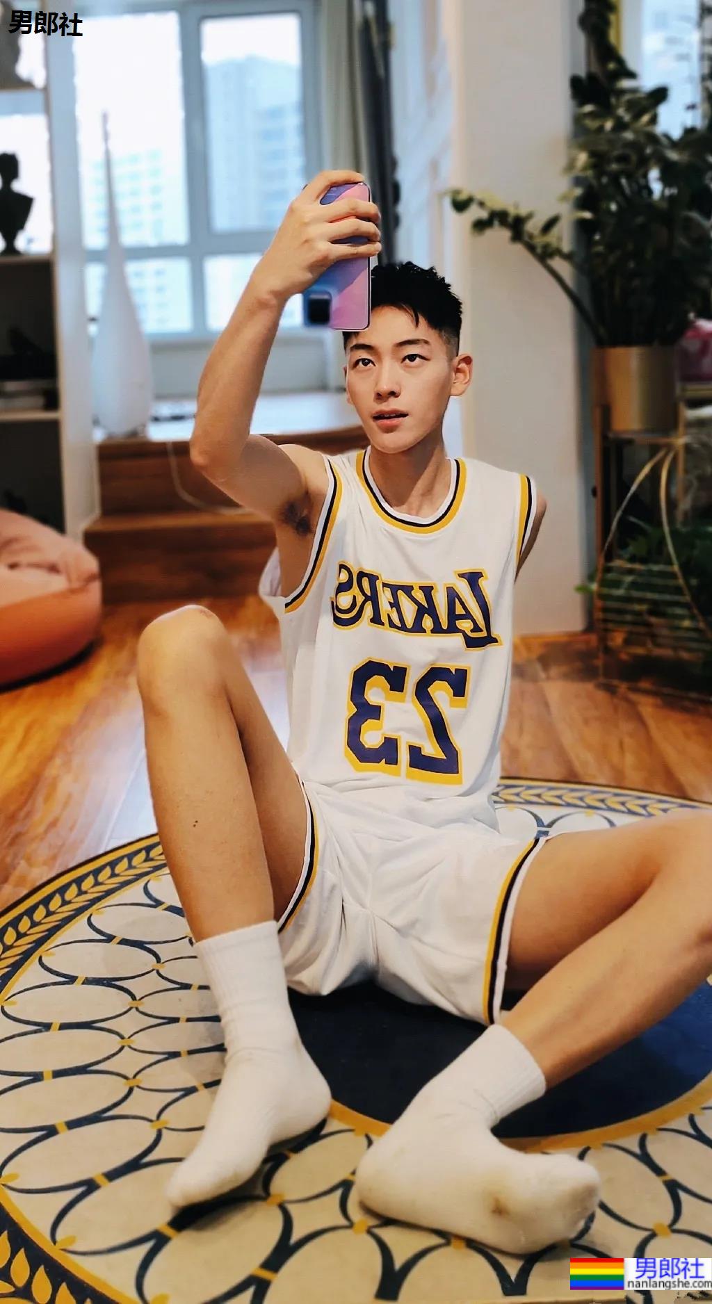 清爽球服白祙小哥，你心动了吗？ - 51虹马