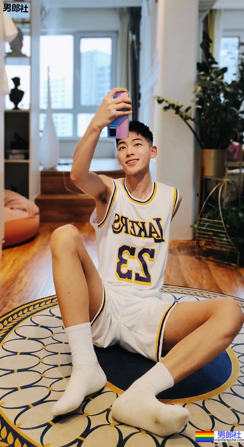 清爽球服白祙小哥，你心动了吗？ - 51虹马