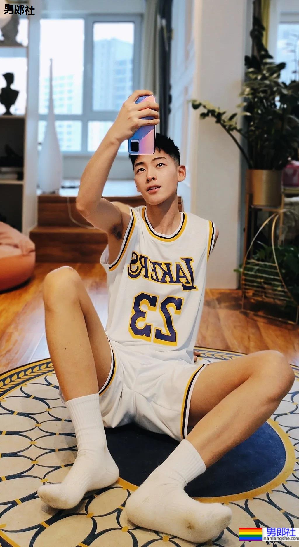 清爽球服白祙小哥，你心动了吗？ - 51虹马