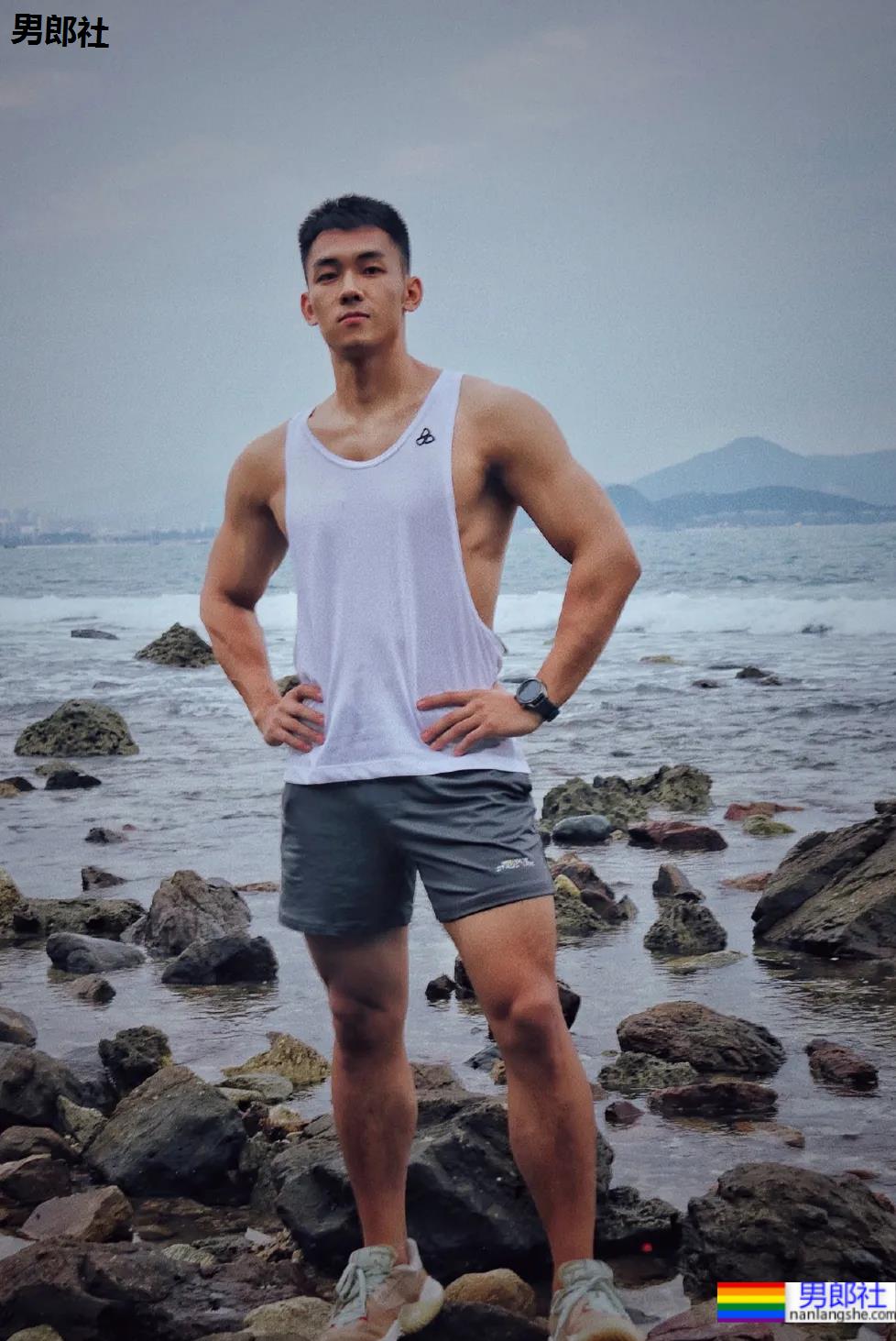 22岁散打帅哥拍写真，这下实力藏不住了 - 51虹马