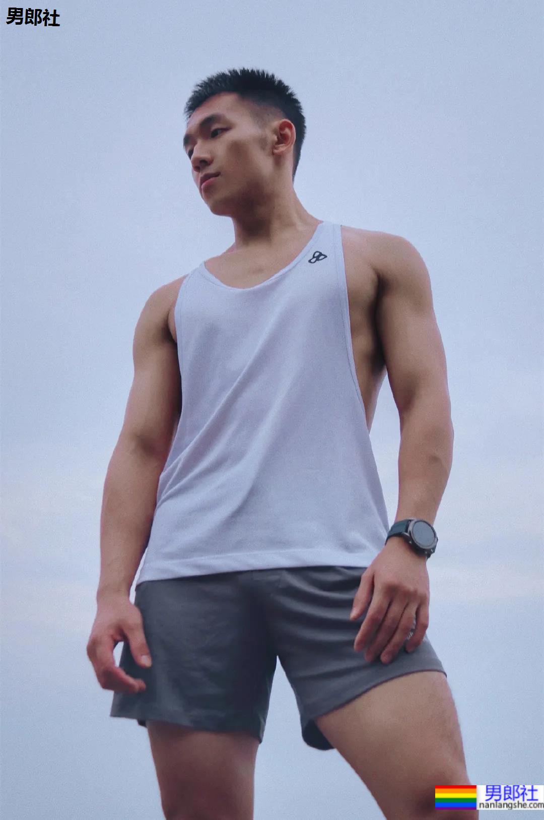 22岁散打帅哥拍写真，这下实力藏不住了 - 51虹马