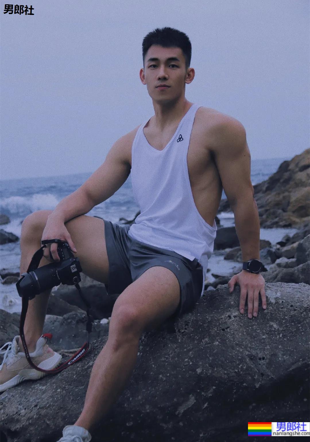 22岁散打帅哥拍写真，这下实力藏不住了 - 51虹马