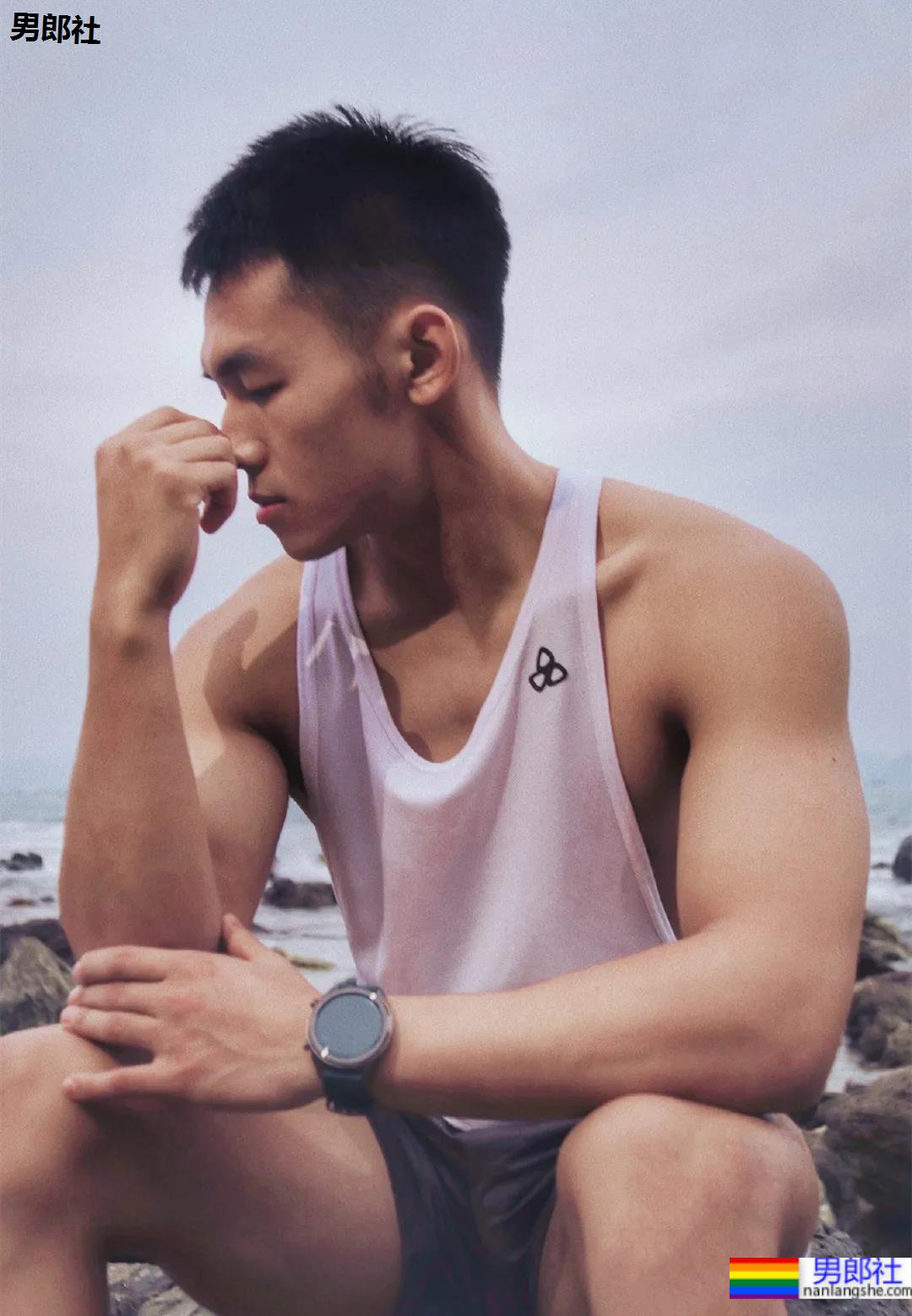 22岁散打帅哥拍写真，这下实力藏不住了 - 51虹马