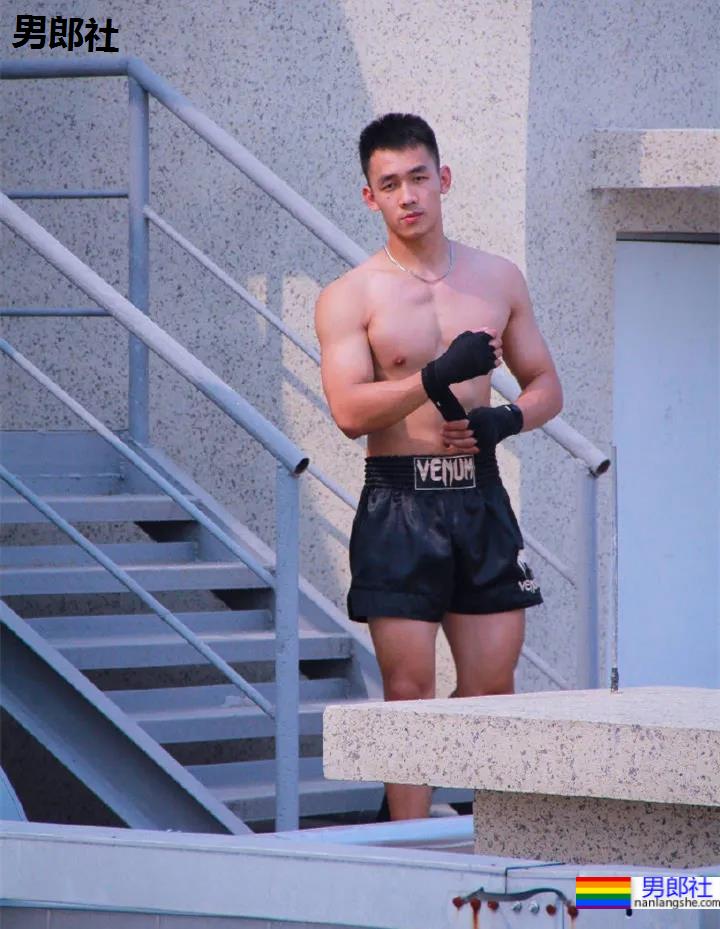 22岁散打帅哥拍写真，这下实力藏不住了 - 51虹马
