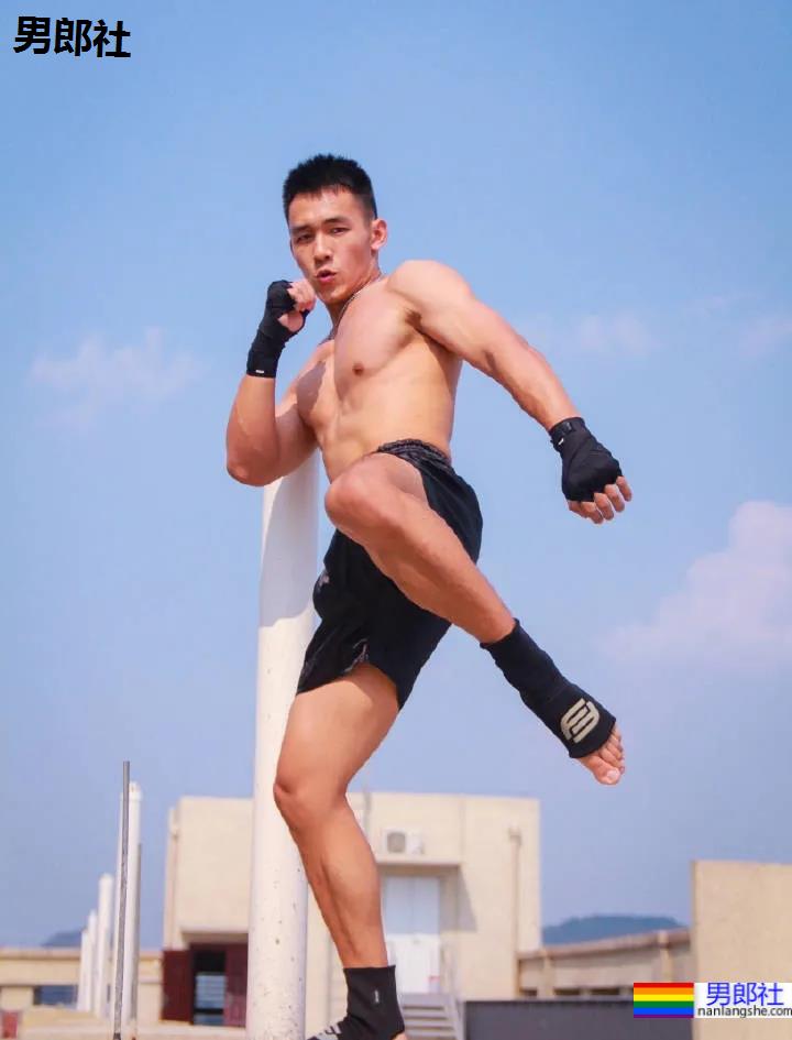 22岁散打帅哥拍写真，这下实力藏不住了 - 51虹马