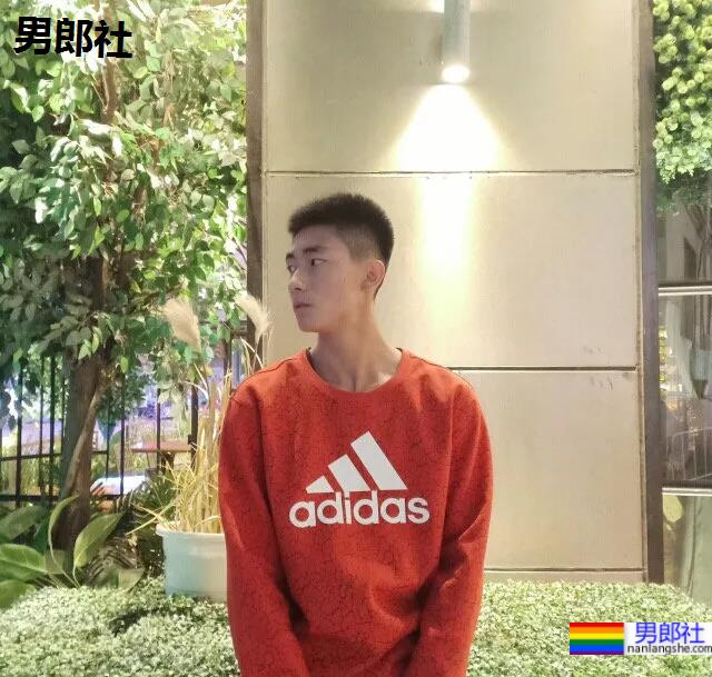 19岁内蒙古高三篮球帅哥，小腹肌太好看了 - 51虹马