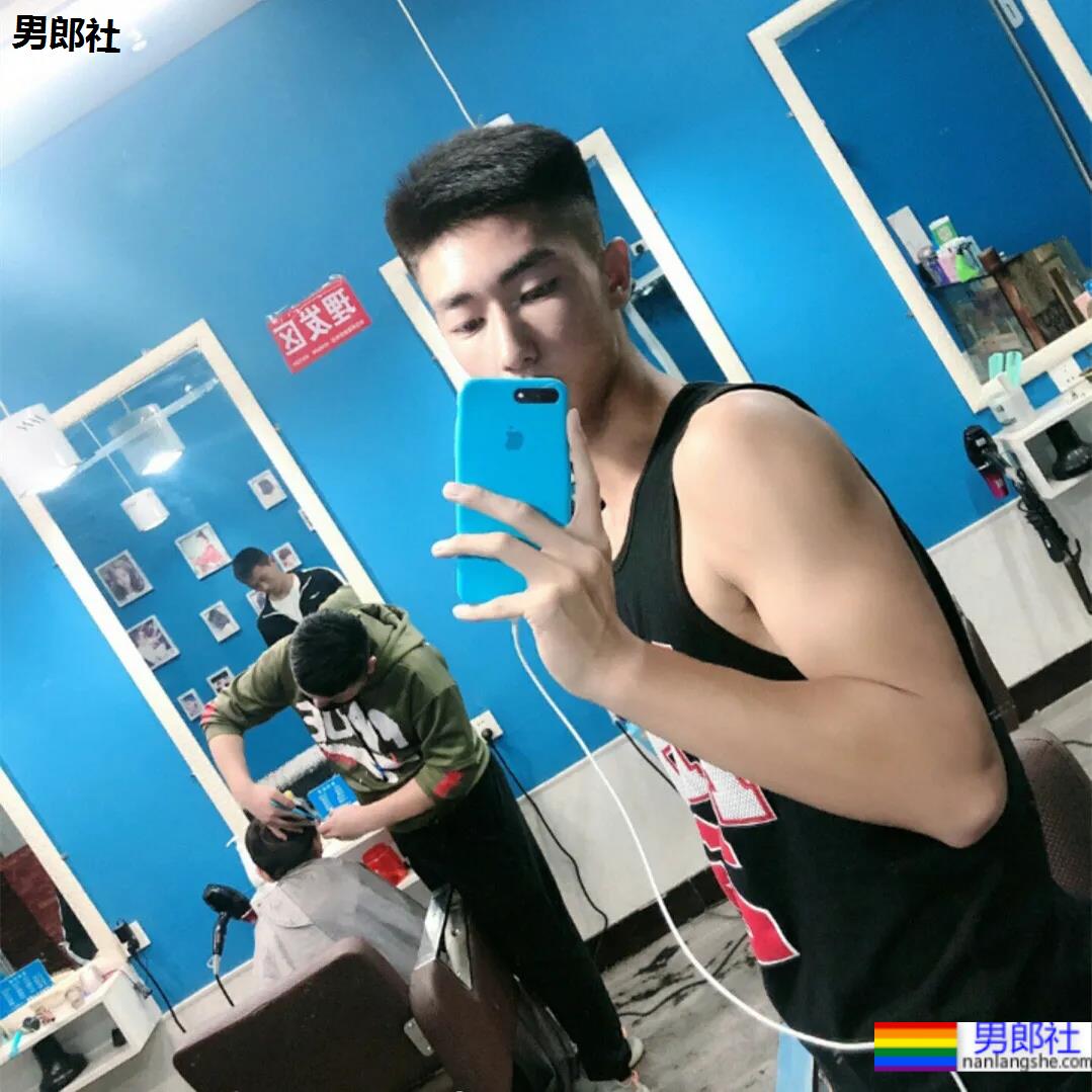 19岁内蒙古高三篮球帅哥，小腹肌太好看了 - 51虹马