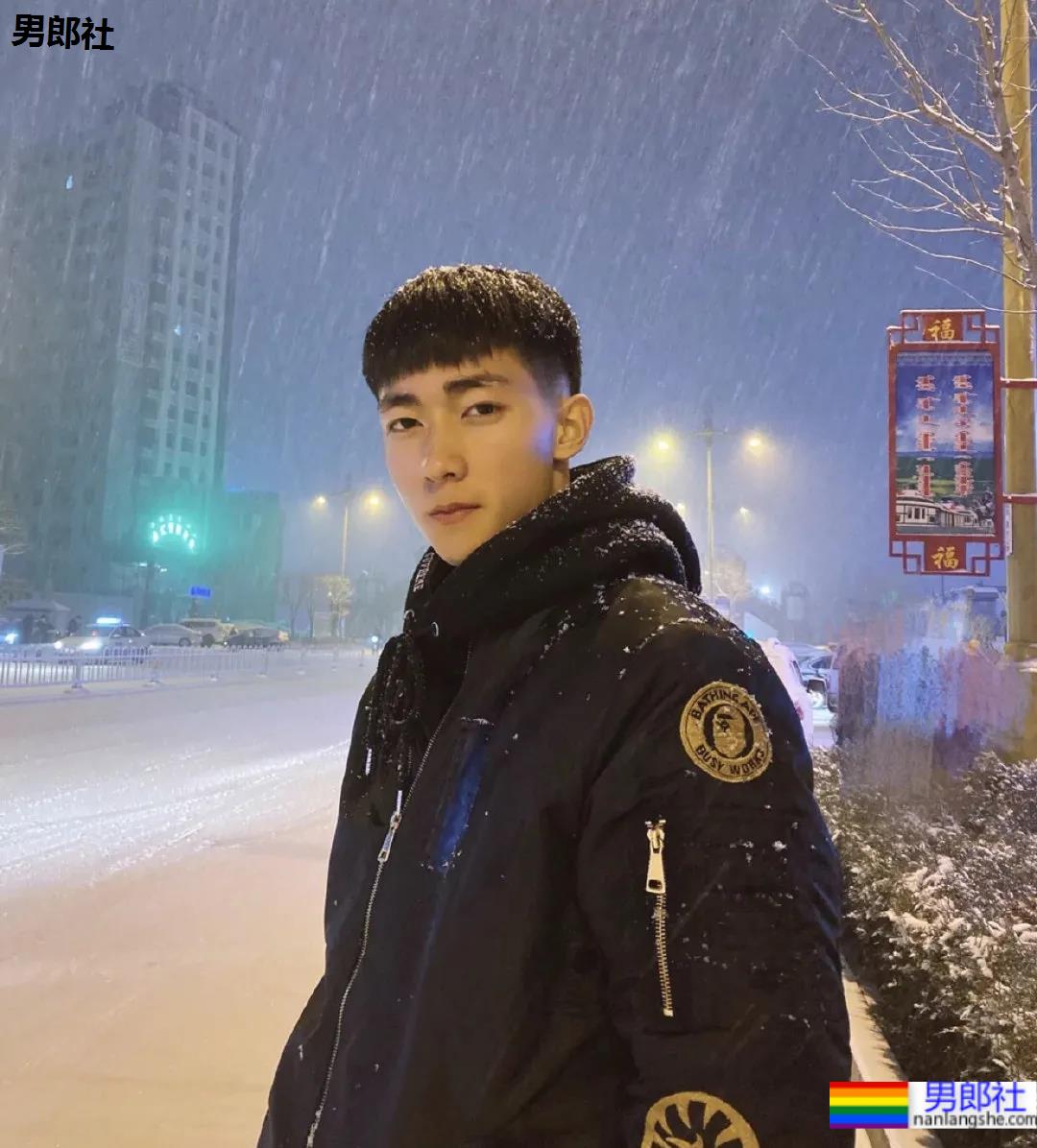 19岁内蒙古高三篮球帅哥，小腹肌太好看了 - 51虹马