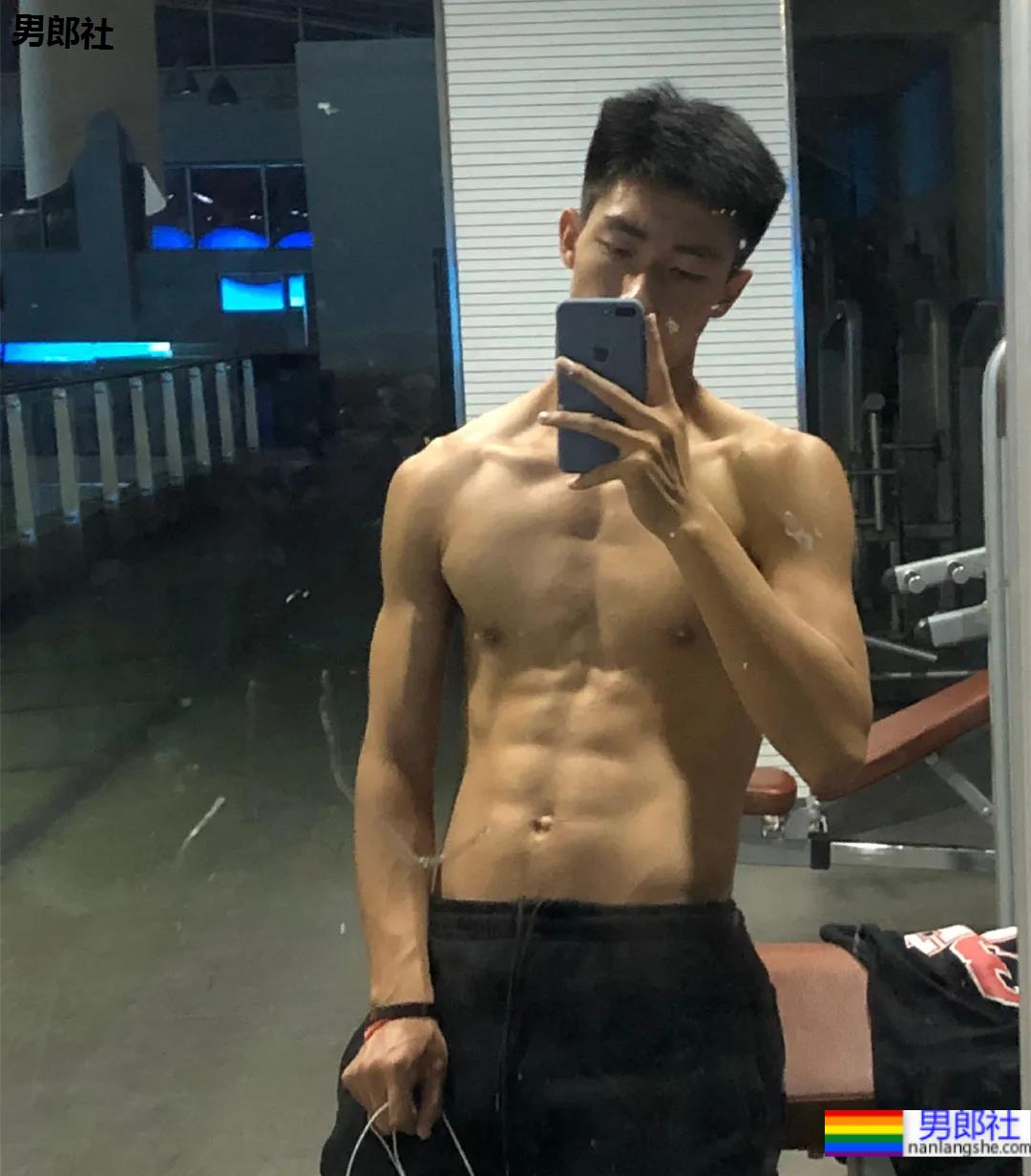 19岁内蒙古高三篮球帅哥，小腹肌太好看了 - 51虹马