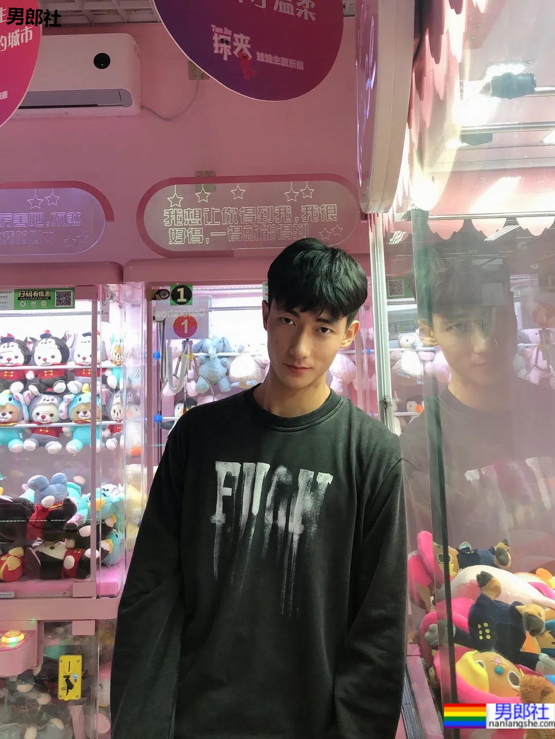 19岁内蒙古高三篮球帅哥，小腹肌太好看了 - 51虹马