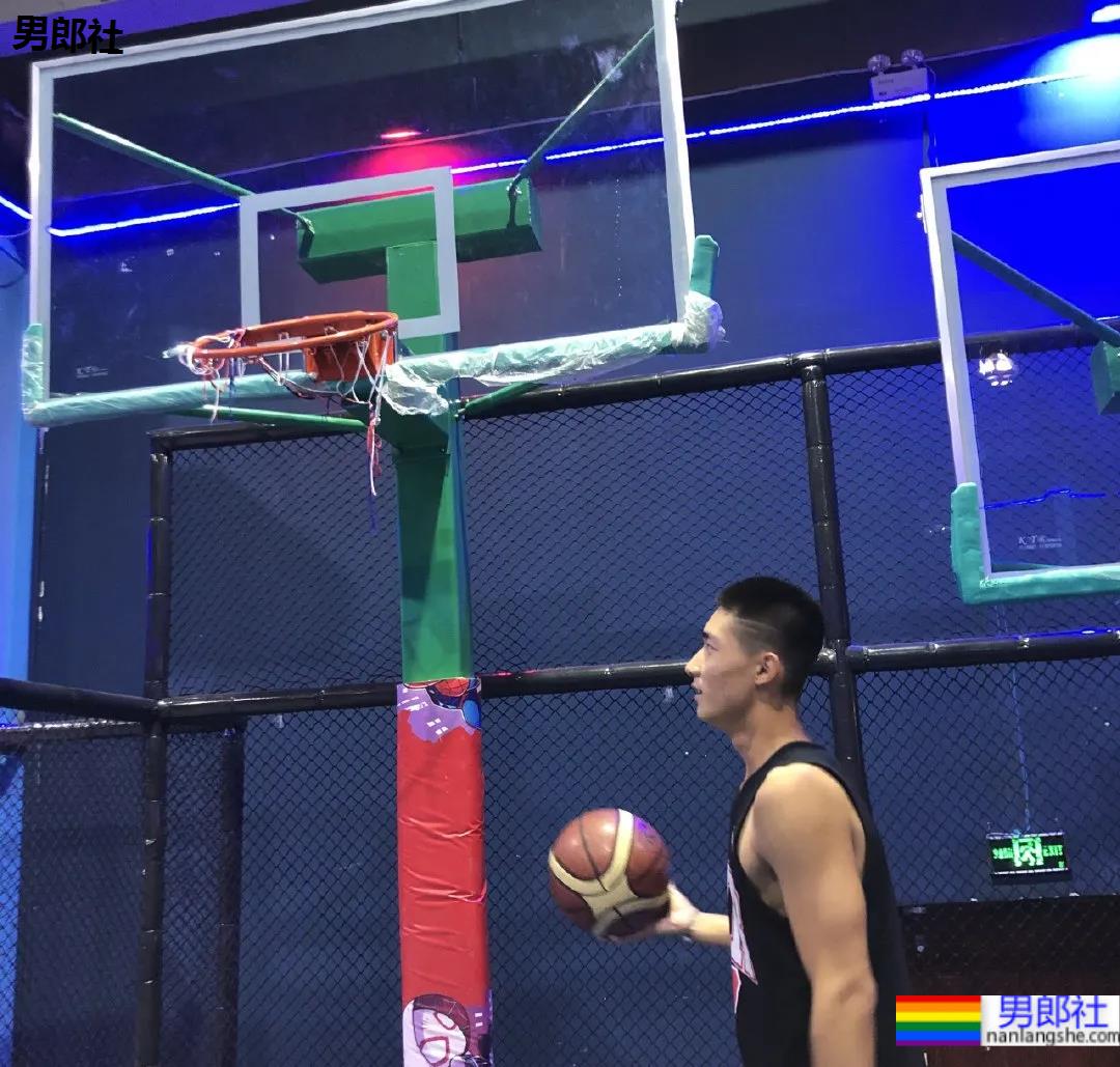 19岁内蒙古高三篮球帅哥，小腹肌太好看了 - 51虹马