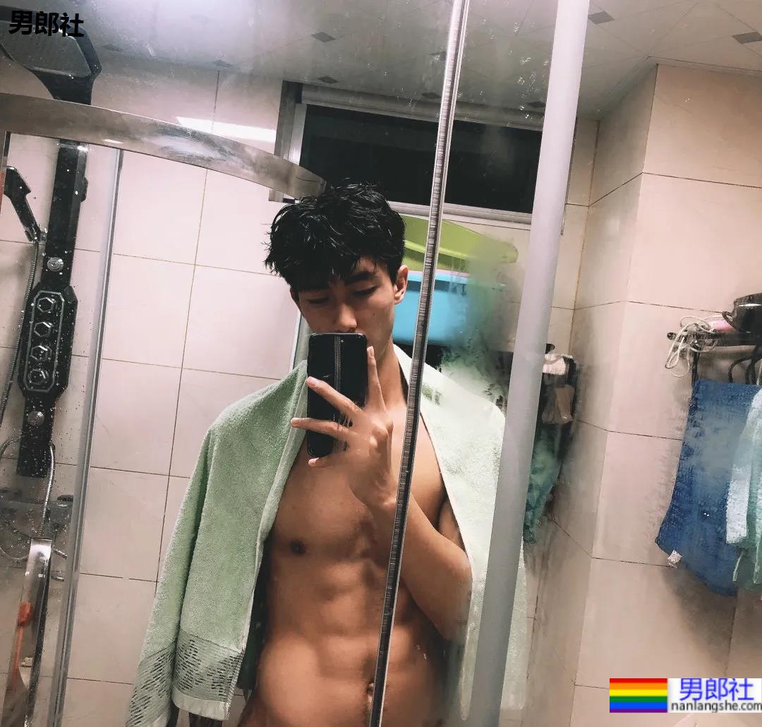 19岁内蒙古高三篮球帅哥，小腹肌太好看了 - 51虹马