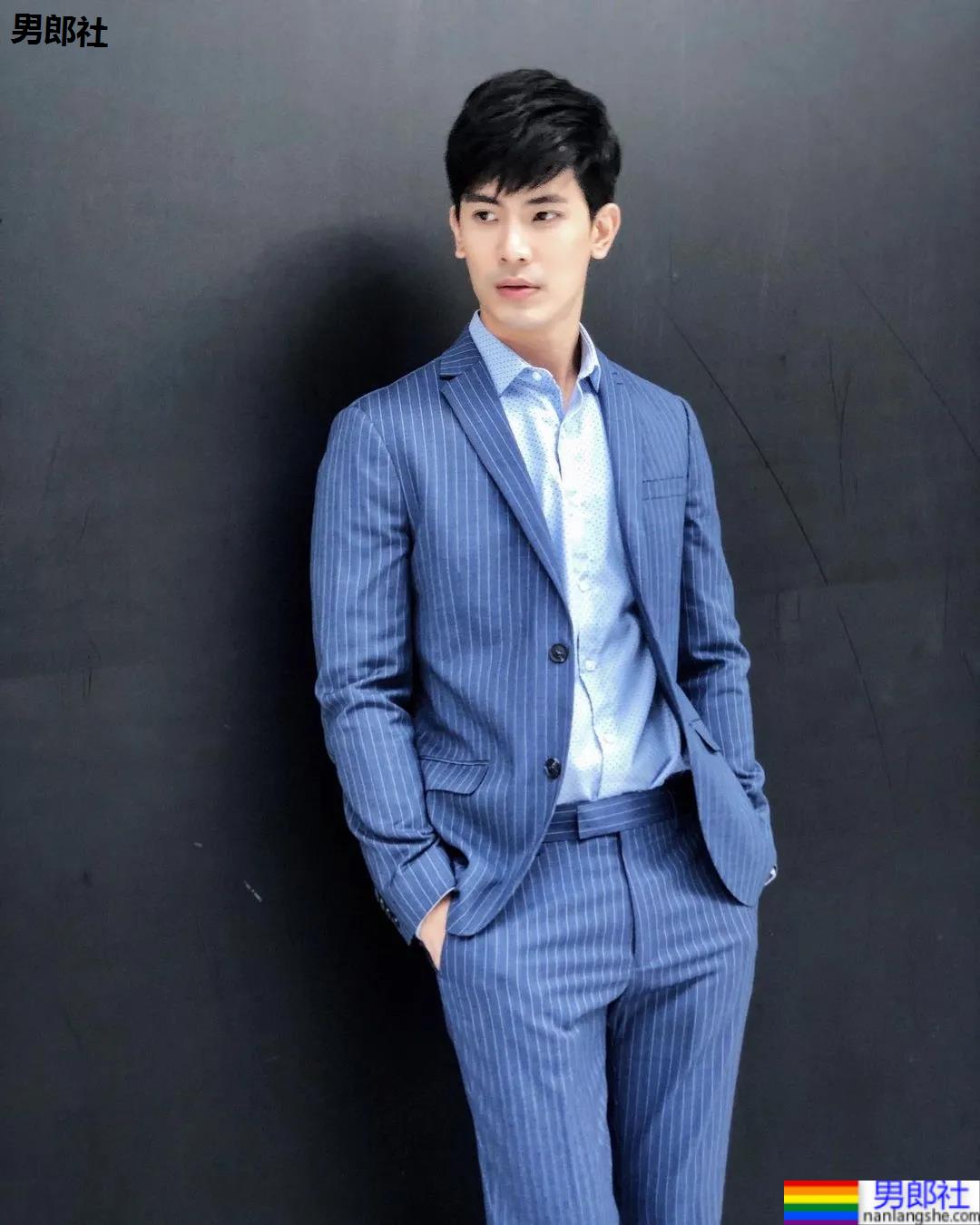 紧身衣肌肉帅哥化身炫腹狂魔，网友：馋他的颜和腱子肉身材！ - 51虹马