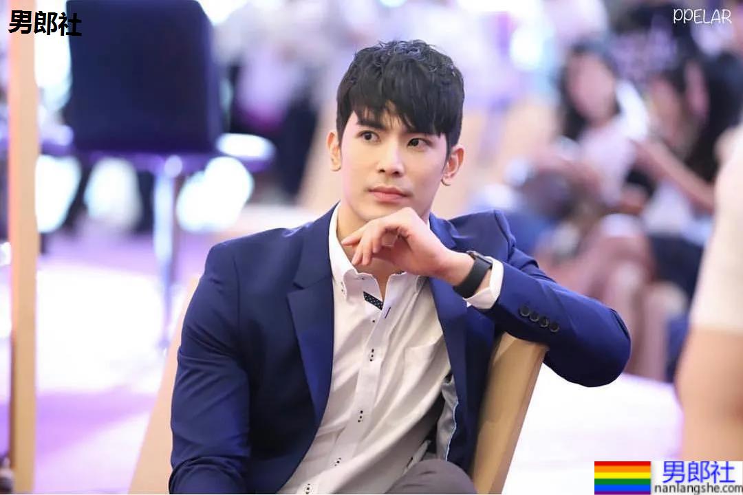 紧身衣肌肉帅哥化身炫腹狂魔，网友：馋他的颜和腱子肉身材！ - 51虹马