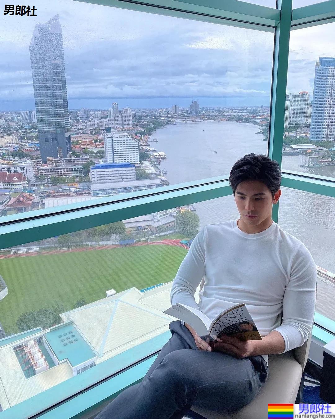 紧身衣肌肉帅哥化身炫腹狂魔，网友：馋他的颜和腱子肉身材！ - 51虹马