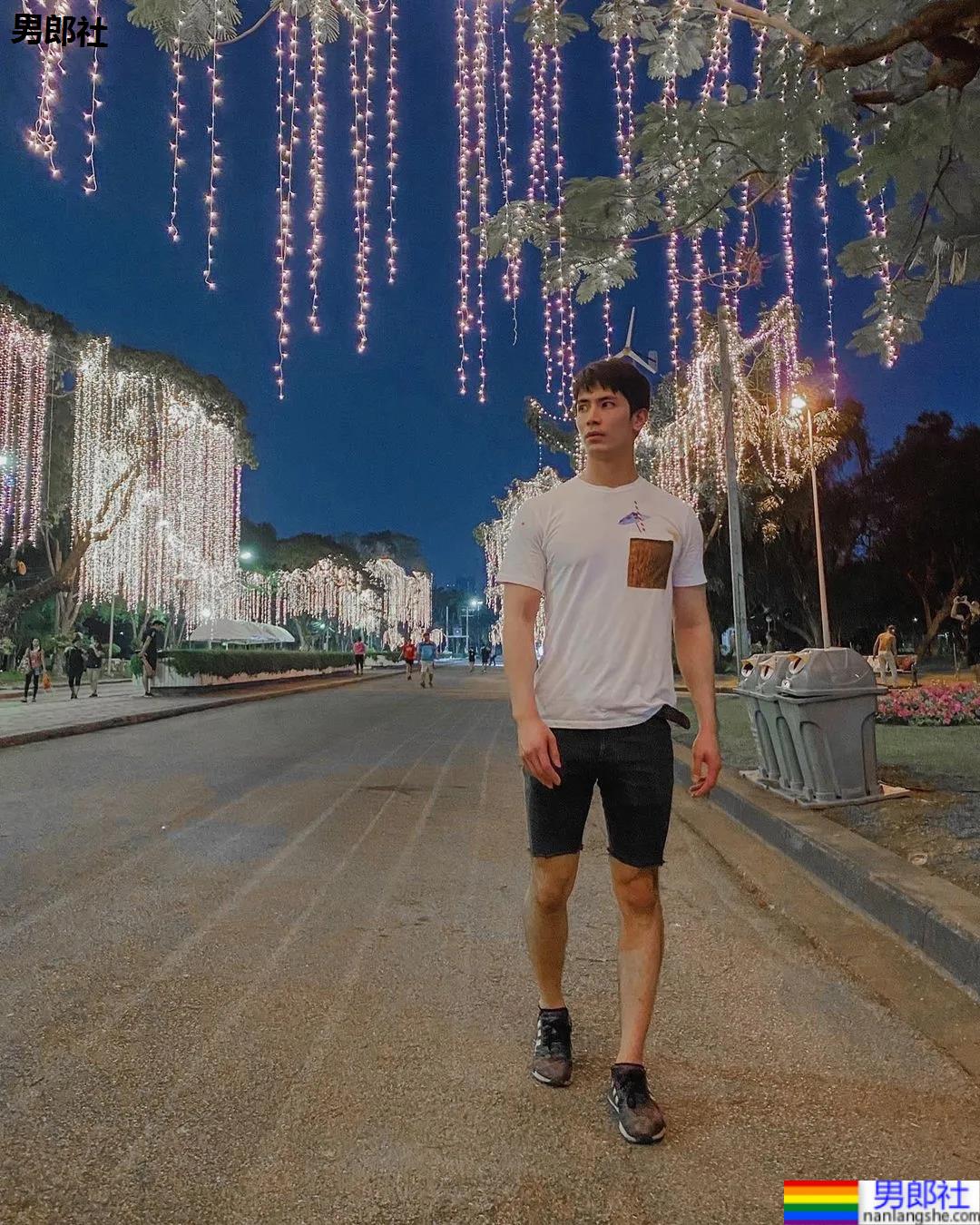 紧身衣肌肉帅哥化身炫腹狂魔，网友：馋他的颜和腱子肉身材！ - 51虹马