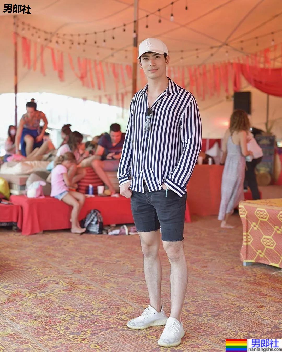 紧身衣肌肉帅哥化身炫腹狂魔，网友：馋他的颜和腱子肉身材！ - 51虹马