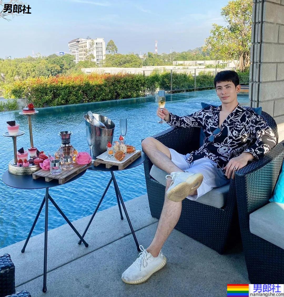 紧身衣肌肉帅哥化身炫腹狂魔，网友：馋他的颜和腱子肉身材！ - 51虹马