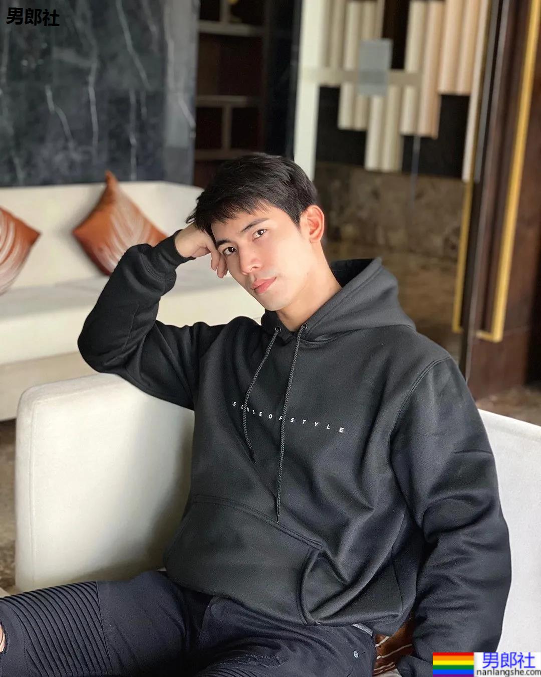 紧身衣肌肉帅哥化身炫腹狂魔，网友：馋他的颜和腱子肉身材！ - 51虹马