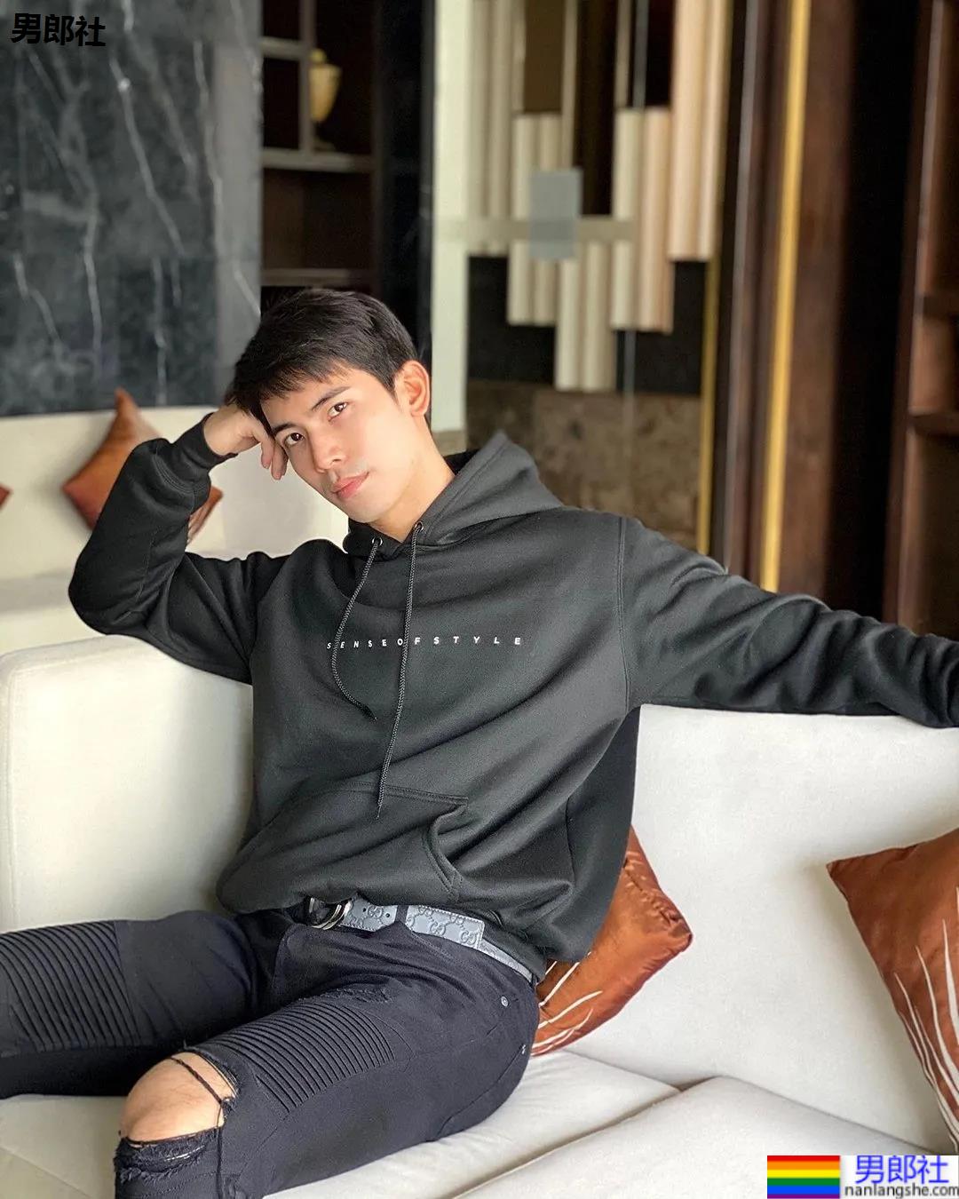 紧身衣肌肉帅哥化身炫腹狂魔，网友：馋他的颜和腱子肉身材！ - 51虹马