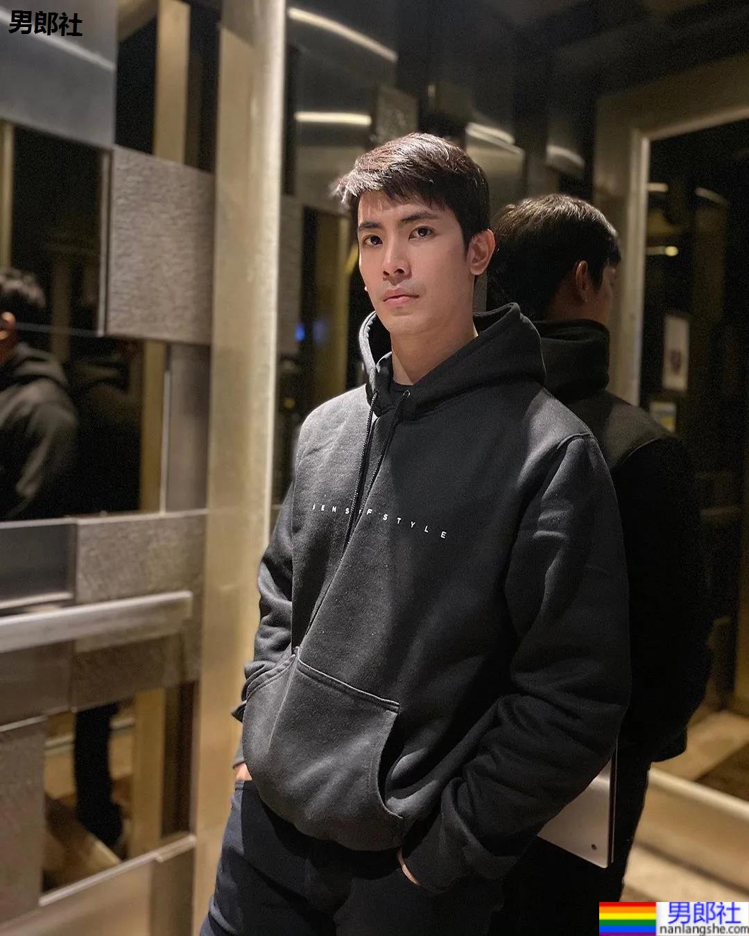 紧身衣肌肉帅哥化身炫腹狂魔，网友：馋他的颜和腱子肉身材！ - 51虹马