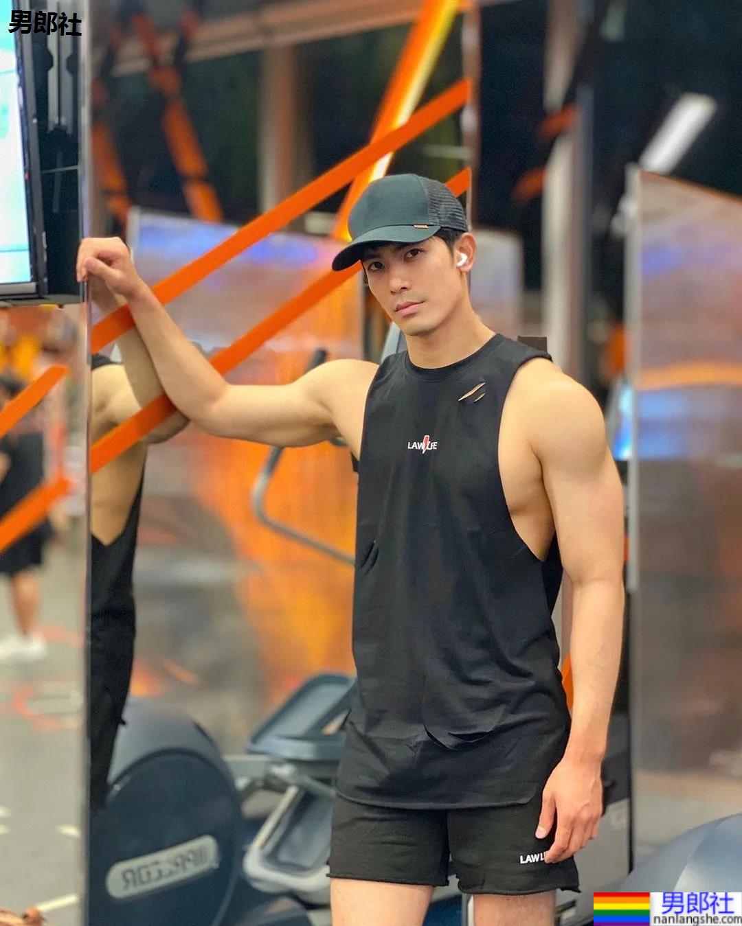 紧身衣肌肉帅哥化身炫腹狂魔，网友：馋他的颜和腱子肉身材！ - 51虹马